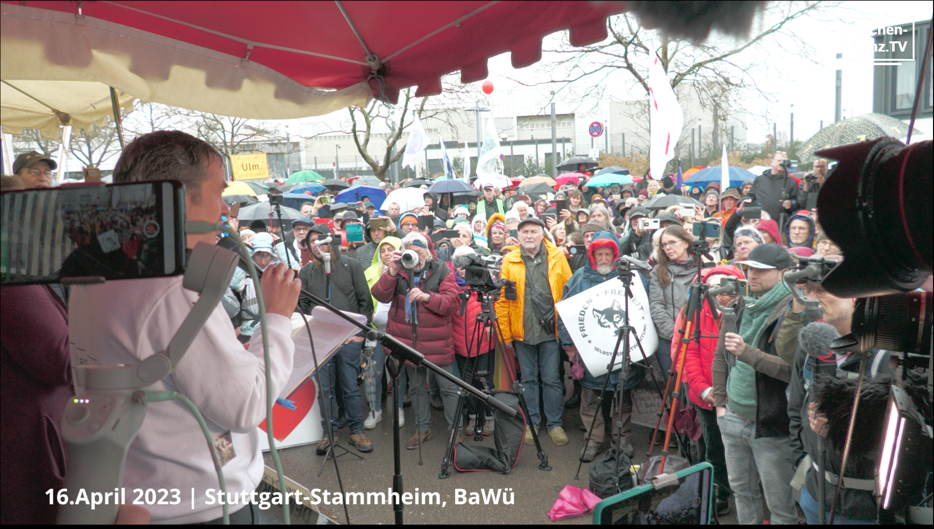 Stuttgart-Stammheim 16.4.2023 - Demo vor der JVA Stammheim für Frieden  Freiheit mit Michael Ballweg